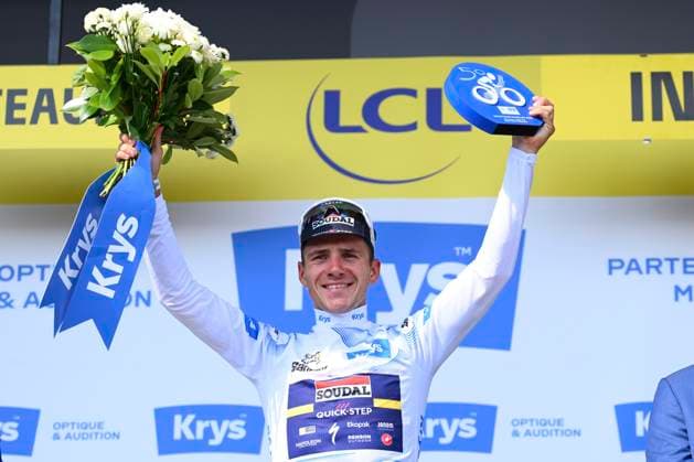 Sport Bilder des Tages Tour de France 2025 Stage 9 CHATEAUROUX, FRANCE - JULY 13 : Evenepoel Remco (BEL) of Soudal Quick-Step pictured with the white jersey during the podium ceremony of stage 9 of the 112th edition of Tour de France an UCI World Tour 2.UWT cycling road race stage for Men Elite of 170 km with start in Chinon and finish in Chateauroux on July 13, 2025 in Chateauroux, France, 13 07 2025 ( Motordriver Kenny Verfaillie - Chateauroux France  Copyright: xVincentxKalutx