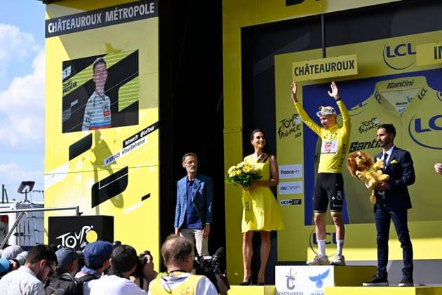 Tour de France 2025 Stage 9 CHATEAUROUX, FRANCE - JULY 13 : Pogacar Tadej (SLO) of UAE Team Emirates pictured with the yellow jersey during the podium ceremony of stage 9 of the 112th edition of Tour de France an UCI World Tour 2.UWT cycling road race stage for Men Elite of 170 km with start in Chinon and finish in Chateauroux on July 13, 2025 in Chateauroux, France, 13 07 2025 ( Motordriver Kenny Verfaillie - Chateauroux France  Copyright: xJanxDexMeuleneirx