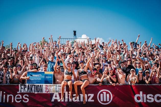 Beach volleyball women Allianz German Beach Tour 2025 Tourstop Munich 13 07 2025 v l Melanie Paul and Lea Kunst win the Turin in Munich and cheer Munich Central University Sports Munich Bavaria Germany