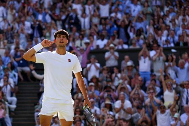 Carlos Alcaraz puts his finger to his ear during the Gentlemen s Singles final Wimbledon Tennis Championships, Day 14, The All England Lawn Tennis and Croquet Club, London, UK - 13 Jul 2025London The All England Lawn Tennis and United Kingdom  Copyright: xEllaxLing Shutterstockx 15392298r