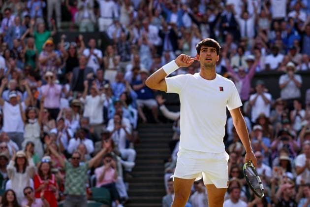 Sport Bilder des Tages Carlos Alcaraz puts his finger to his ear during the Gentlemen s Singles final Wimbledon Tennis Championships, Day 14, The All England Lawn Tennis and Croquet Club, London, UK - 13 Jul 2025London The All England Lawn Tennis and United Kingdom  Copyright: xEllaxLing Shutterstockx 15392298t