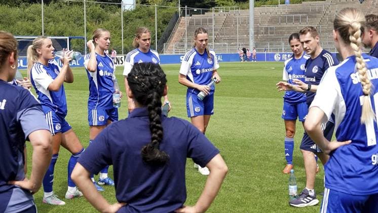 Womens soccer test match FC Schalke 04 blue against 1 FC Köln FOR EDITORIAL PURPOSES ONLY p FC coach Stefan Colmsee right on Sunday, 13 07 2025 in the womens soccer test match FC Schalke 04 blue against 1 FC Köln at the Parkstadion in Gelsenkirchen Germany NRW Gelsenkirchen Copyright MichaelxKorte Copyright: MichaelxKorte doc81hosiiau92mbrxg6hj ,EDITORIAL USE ONLY Copyright: MichaelxKorte