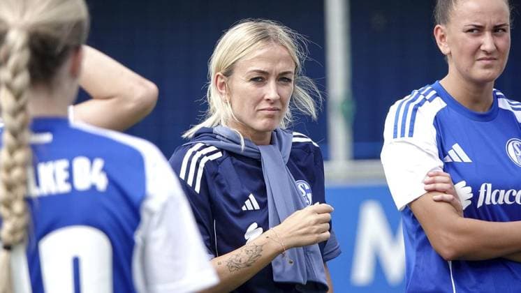 Womens soccer test match FC Schalke 04 blue against 1 FC Köln FOR EDITORIAL PURPOSES ONLY p FC player Mandy Islacker center on Sunday, 13 07 2025 after the womens soccer test match FC Schalke 04 blue against 1 FC Köln at the Parkstadion in Gelsenkirchen Germany NRW Gelsenkirchen Copyright MichaelxKorte Copyright: MichaelxKorte doc81hosksqzud1gbtu1c18 ,EDITORIAL USE ONLY Copyright: MichaelxKorte