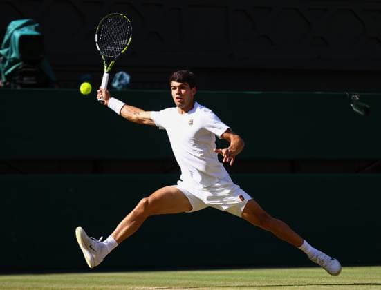 Wimbledon Championships 2025 AELTC, Day Thirteen, London, UK - 13 07 2025 Carlos Alcaraz (ESP) in action during the Mens Final against Jannik Sinner (ITA) in the 2025 Wimbledon Championships London Wimbledon London GBR, UK NEWSPAPERS OUT Copyright: xMarkxGreenwoodx
