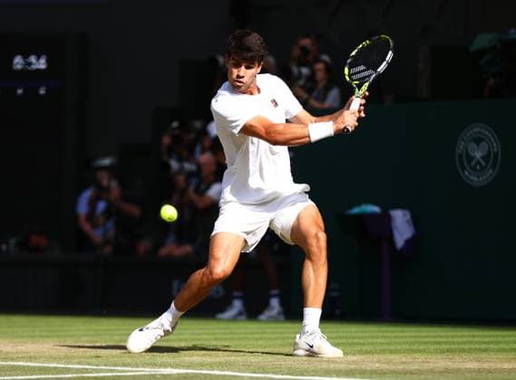 Wimbledon Championships 2025 AELTC, Day Thirteen, London, UK - 13 07 2025 Carlos Alcaraz (ESP) in action during the Mens Final against Jannik Sinner (ITA) in the 2025 Wimbledon Championships London Wimbledon London GBR, UK NEWSPAPERS OUT Copyright: xMarkxGreenwoodx