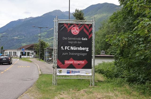 13 07 2025 Soccer 2 Soccer Bundesliga Season 2025 2026 1 FC Nürnberg FCN Club Training Camp Summer Summer Training Camp Gais Bruneck South Tyrol Zink DaMa xdaxmax Symbol Image Symbol Photo Feature Impression Banner welcoming FCN 1 FC Nürnberg at the entrance to the village of Gais