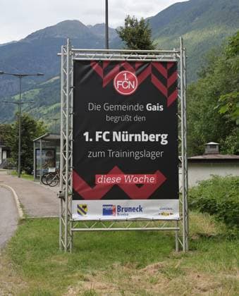 13 07 2025 Soccer 2 Soccer Bundesliga Season 2025 2026 1 FC Nürnberg FCN Club Training Camp Summer Summer Training Camp Gais Bruneck South Tyrol Zink DaMa xdaxmax Symbol Image Symbol Photo Feature Impression Banner welcoming FCN 1 FC Nürnberg at the entrance to the village of Gais