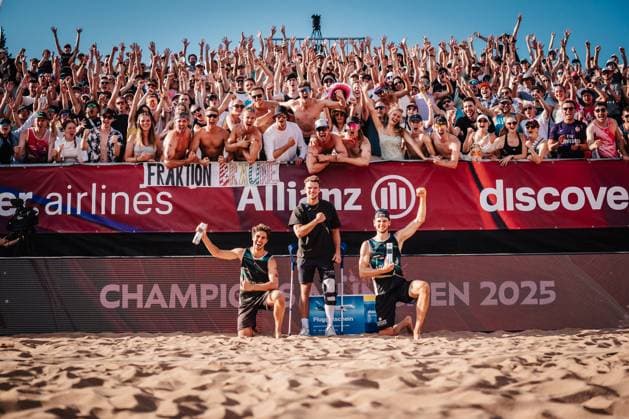 Beach volleyball men Allianz German Beach Tour 2025 Tour stop Munich 13 07 2025 The winners of the tournament in Munich, left Lui Wüst, right Paul Henning, in the middle the injured Daniel Kirchner Munich Central University Sports Munich Bavaria Germany