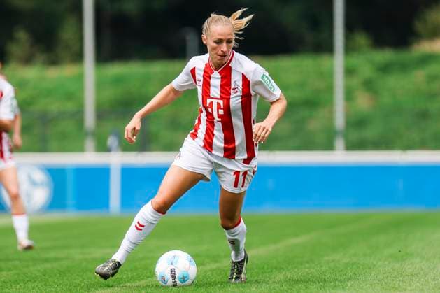 Test match Schalke 04 1 FC Köln 13 07 2025 Pauline Bremer 1 FC Köln, 11 on the ball at the test match Schalke 04 1 FC Köln Gelsenkirchen, Parkstadion on 13 07 2025 Copyright: xBEAUTIFULxSPORTS Freisenx