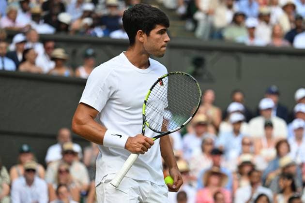 Wimbledon Tennis Championships - Day 14 LONDON, UNITED KINGDOM - July 13: Carlos Alcaraz of Spain competes with Jannik Sinner of Italy during day fourteen of the 2025 Wimbledon Championships at The All England Lawn Tennis and Croquet Club in Wimbledon on July 13, 2025, in London, United Kingdom. Ray Tang Anadolu London United Kingdom. Editorial use only. Please get in touch for any other usage.  Copyright: x2025xAnadoluxRayxTangx