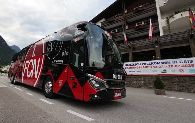 13 07 2025 Soccer 2 Soccer Bundesliga Season 2025 2026 1 FC Nürnberg FCN Club Training Camp Summer Summer Training Camp Gais Bruneck South Tyrol Zink DaMa xdaxmax Team bus Team bus of 1 FCN arrives at the team hotel Teamhotel