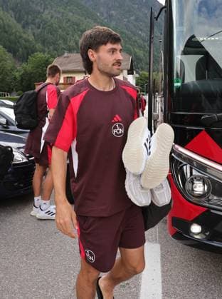 13 07 2025 Soccer 2 Soccer Bundesliga Season 2025 2026 1 FC Nuremberg FCN Club Training Camp Summer Summer Training Camp Gais Bruneck South Tyrol Zink DaMa xdaxmax Tom Baack 5, 1 FC Nuremberg FCN arrives at the team hotel Teamhotel