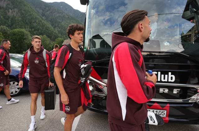 13 07 2025 Soccer 2 Soccer Bundesliga Season 2025 2026 1 FC Nürnberg FCN Club Training Camp Summer Summer Training Camp Gais Bruneck South Tyrol Zink DaMa xdaxmax Florian Flick 6, 1 FC Nürnberg FCN Fabio Gruber 4, 1 FC Nürnberg FCN Berkay Yilmaz 21, 1 FC Nürnberg FCN arrives at the team hotel Teamhotel