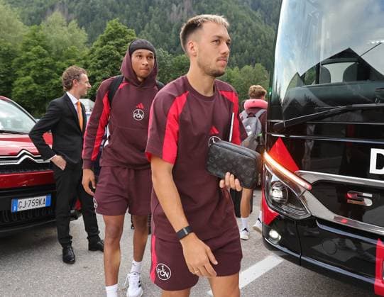 13 07 2025 Soccer 2 Soccer Bundesliga Season 2025 2026 1 FC Nürnberg FCN Club Training Camp Summer Summer Training Camp Gais Bruneck South Tyrol Zink DaMa xdaxmax Noah Maboulou 37, 1 FC Nürnberg FCN Julian Justvan 10, 1 FC Nürnberg FCN arrives at the team hotel Teamhotel