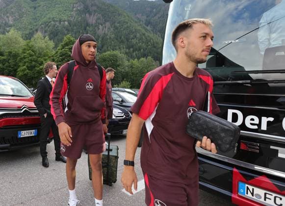 13 07 2025 Soccer 2 Soccer Bundesliga Season 2025 2026 1 FC Nürnberg FCN Club Training Camp Summer Summer Training Camp Gais Bruneck South Tyrol Zink DaMa xdaxmax Noah Maboulou 37, 1 FC Nürnberg FCN Julian Justvan 10, 1 FC Nürnberg FCN arrives at the team hotel Teamhotel