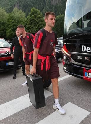 13 07 2025 Soccer 2 Soccer Bundesliga Season 2025 2026 1 FC Nuremberg FCN Club Training Camp Summer Summer Training Camp Gais Bruneck South Tyrol Zinc DaMa xdaxmax Robin Knoche 31, 1 FC Nuremberg FCN arrives at the team hotel Teamhotel