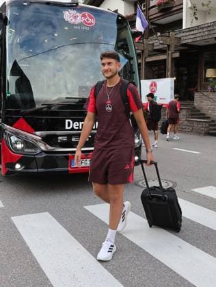 13 07 2025 Soccer 2 Soccer Bundesliga Season 2025 2026 1 FC Nuremberg FCN Club Training Camp Summer Summer Training Camp Gais Bruneck South Tyrol Zink DaMa xdaxmax Robin Lisewski 13, 1 FC Nuremberg FCN arrives at the team hotel Teamhotel