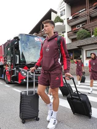 13 07 2025 Soccer 2 Soccer Bundesliga Season 2025 2026 1 FC Nuremberg FCN Club Training Camp Summer Summer Training Camp Gais Bruneck South Tyrol Zink DaMa xdaxmax Semir Telalovic 9, 1 FC Nuremberg FCN arrives at the team hotel Teamhotel