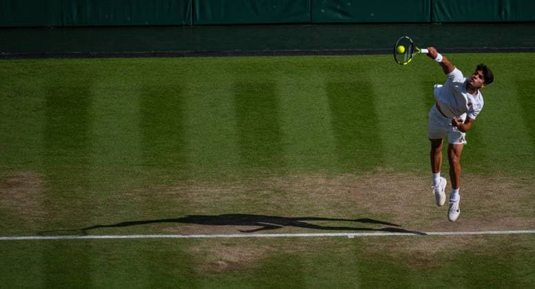 Tennis - Wimbledon Championship 2025 - Day 14 LONDON, ENGLAND - Sunday, July 13, 2025: Carlos Alcaraz (ESP) serves during the Gentlemen s Singles Final on Day Fourteen of The Championships Wimbledon 2025 at the All England Lawn Tennis and Croquet Club. (Photo by Kirsten Holst Propaganda) LONDON All England Lawn Tennis and Croquet Club GREATER LONDON ENGLAND  Copyright: xKirstenxHolstx 2025-07-13-027-Wimbledon_2025_Day_14