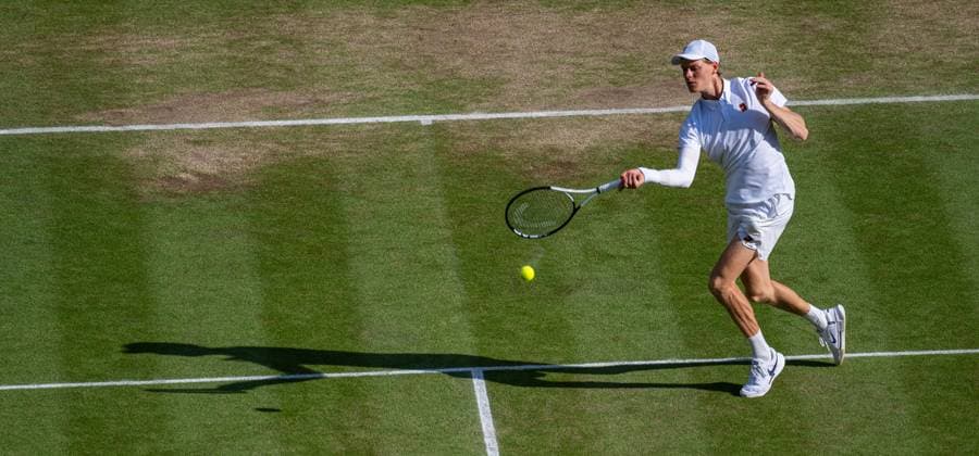 Tennis - Wimbledon Championship 2025 - Day 14 LONDON, ENGLAND - Sunday, July 13, 2025: Jannik Sinner (ITA) during the Gentlemen s Singles Final on Day Fourteen of The Championships Wimbledon 2025 at the All England Lawn Tennis and Croquet Club. (Photo by Kirsten Holst Propaganda) LONDON All England Lawn Tennis and Croquet Club GREATER LONDON ENGLAND  Copyright: xKirstenxHolstx 2025-07-13-028-Wimbledon_2025_Day_14