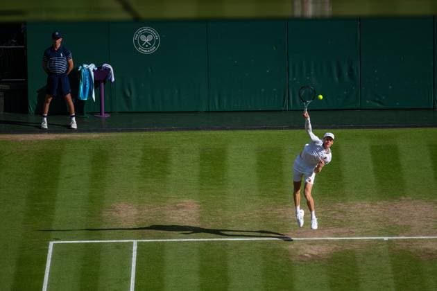 Tennis - Wimbledon Championship 2025 - Day 14 LONDON, ENGLAND - Sunday, July 13, 2025: Jannik Sinner (ITA) serves during the Gentlemen s Singles Final on Day Fourteen of The Championships Wimbledon 2025 at the All England Lawn Tennis and Croquet Club. (Photo by Kirsten Holst Propaganda) LONDON All England Lawn Tennis and Croquet Club GREATER LONDON ENGLAND  Copyright: xKirstenxHolstx 2025-07-13-029-Wimbledon_2025_Day_14