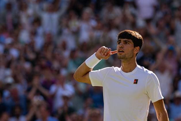 Tennis - Wimbledon Championship 2025 - Day 14 LONDON, ENGLAND - Sunday, July 13, 2025: Carlos Alcaraz (ESP) during the Gentlemen s Singles Final on Day Fourteen of The Championships Wimbledon 2025 at the All England Lawn Tennis and Croquet Club. (Photo by Kirsten Holst Propaganda) LONDON All England Lawn Tennis and Croquet Club GREATER LONDON ENGLAND  Copyright: xKirstenxHolstx 2025-07-13-018-Wimbledon_2025_Day_14