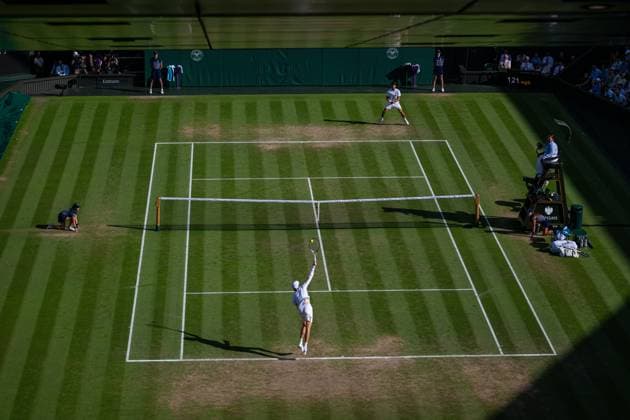 Tennis - Wimbledon Championship 2025 - Day 14 LONDON, ENGLAND - Sunday, July 13, 2025: Jannik Sinner (ITA) serves to Carlos Alcaraz (ESP) during the Gentlemen s Singles Final on Day Fourteen of The Championships Wimbledon 2025 at the All England Lawn Tennis and Croquet Club. (Photo by Kirsten Holst Propaganda) LONDON All England Lawn Tennis and Croquet Club GREATER LONDON ENGLAND  Copyright: xKirstenxHolstx 2025-07-13-019-Wimbledon_2025_Day_14