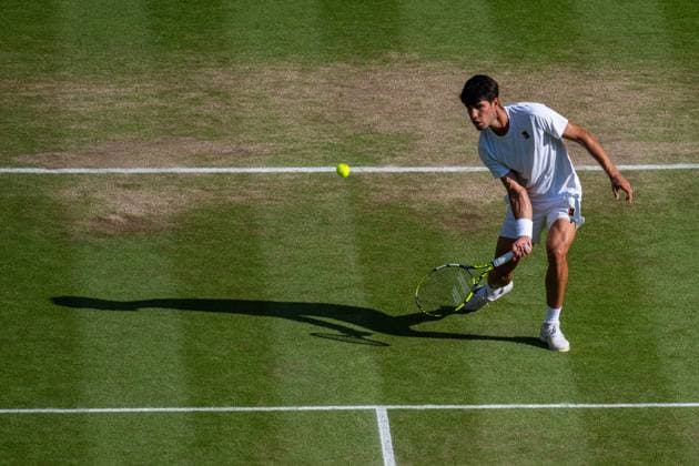 Tennis - Wimbledon Championship 2025 - Day 14 LONDON, ENGLAND - Sunday, July 13, 2025: Carlos Alcaraz (ESP) returns during the Gentlemen s Singles Final on Day Fourteen of The Championships Wimbledon 2025 at the All England Lawn Tennis and Croquet Club. (Photo by Kirsten Holst Propaganda) LONDON All England Lawn Tennis and Croquet Club GREATER LONDON ENGLAND  Copyright: xKirstenxHolstx 2025-07-13-024-Wimbledon_2025_Day_14
