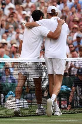 Jannik Sinner celebrates victory in the Gentlemen s Singles final against Carlos Alcaraz Wimbledon Tennis Championships, Day 14, The All England Lawn Tennis and Croquet Club, London, UK - 13 Jul 2025London The All England Lawn Tennis and United Kingdom  Copyright: xEllaxLing Shutterstockx 15392298bq