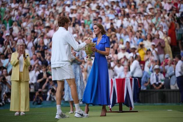 wimbledon 2025 LONDON, ENGLAND - JULY 13: Catherine, Princess of Wales, Patron of The AELTC, presents the Gentlemen s Singles Trophy to Jannik Sinner of Italy following his victory against Carlos Alcaraz of Spain during the Gentleman s Singles Final on day fourteen of The Championships Wimbledon 2025 at All England Lawn Tennis and Croquet Club on July 13, 2025 in London, England.  Copyright: xHiroshixSatox