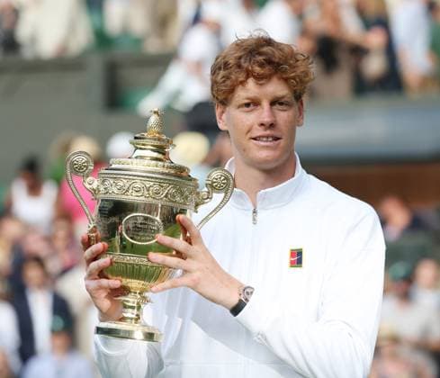Italian Jannik Sinner holds the Men s Wimbledon singles trophy after defeating Spain s Carlos Alcaraz on day fourteen of the 2025 Wimbledon Championships in London on Sunday, July 13, 2025. Sinner won 4-6,6-4,6-4,6-4.  LON2025071374 HUGOxPHILPOTT