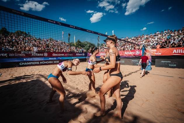 Beach volleyball women Allianz German Beach Tour 2025 Tourstop Munich 13 07 2025 Shake hands after the final from left Sandra Ittlinger, Anna Lena Grüne, Melanie Paul and Lea Kunst Munich Central University Sports Munich Bavaria Germany