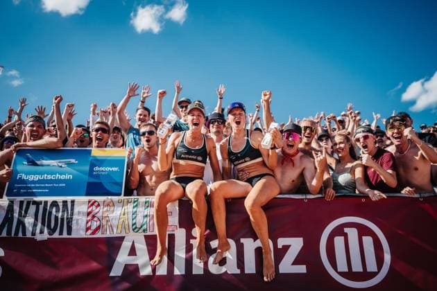 Beach volleyball women Allianz German Beach Tour 2025 Tourstop Munich 13 07 2025 v l Melanie Paul and Lea Kunst win the Turin in Munich and cheer Munich Central University Sports Munich Bavaria Germany