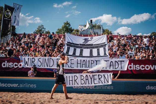 Beach volleyball men Allianz German Beach Tour 2025 Tourstop Munich 13 07 2025 Paul Henning runs into the stadium while the fan group Fraktion Bräune shows a choreo with pyrotechnics We are your capital you Bayern Munich Central University Sports Munich Bavaria Germany