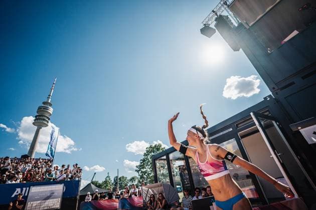 Beach Volleyball Women Allianz German Beach Tour 2025 Tourstop Munich 13 07 2025 Sandra Ittlinger runs into the stadium Munich Central University Sports Munich Bavaria Germany