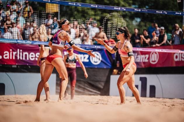Beach volleyball women Allianz German Beach Tour 2025 Tourstop Munich 13 07 2025 f l Sandra Ittlinger and Anna Lena Grüne clap Munich Central University Sports Munich Bavaria Germany