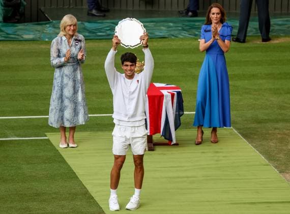 Wimbledon 2025 Carlos Alcaraz celebrates his victory at the 2025 Wimbledon tennis tournament in London England on 13 July 2025. London England  Copyright: xFotoxOlimpikx originalFilename:jastrzebowski-wimbledo250713_npxIz.jpg