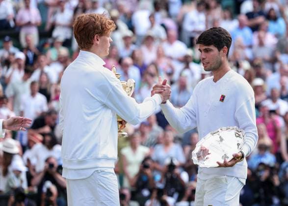 Finalist Carlos Alcaraz and Jannik Sinner pose with trophy, trophy, award ceremony, presentation, final, final, men s singles, men s singles tennis Wimbledon 2021 Grand Slam ITF ATP WTA AELTC London Great Britain 13 July 2025 Copyright: xJuergenxHasenkopfx