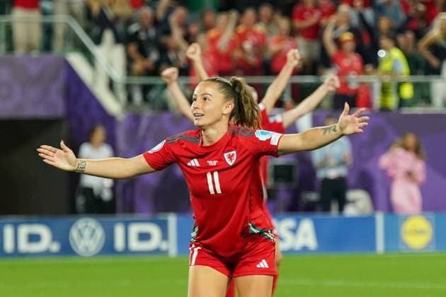 UEFA Womens EURO 2025 Frauen EM: Vorrunde, 3. Spieltag - England vs Wales - Kybunpark (St. Gallen, Schweiz): Tor und Torjubel zum 5:1 Anschlusstreffer und riesiger Jubel bei Torschützin Hannah Cain (Wales, 11) Freude, Emotionen, Jubel, Fans *** UEFA Womens EURO 2025 Womens European Championship preliminary round, matchday 3 England vs Wales Kybunpark St Gallen, Switzerland Goal and celebration for the 5-1 equalizer and huge cheers for goal scorer Hannah Cain Wales, 11 Joy, emotions, jubilation, fans Copyright: xJOERANxSTEINSIEKx