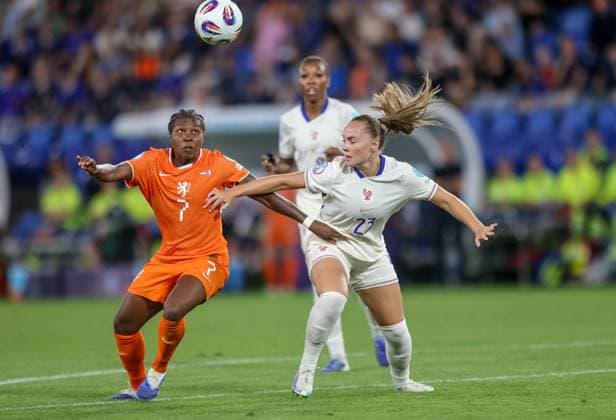 CHE, Basel, Niederlande vs Frankreich, Länderspiel, UEFA, St. Jakob-Park, UEFA European Women s Championship 2025, Gruppenphase, Spiel 3 im Bild: Zweikampf Lineth Beerensteyn (Netherlands¯ 7), Lou¯Bogaert (France 23) DFB DFL REGULATIONS PROHIBIT ANY USE OF PHOTOGRAPHS AS IMAGE SEQUENCES AND OR QUASI-VIDEO, 13.07.2025, *** CHE, Basel, Netherlands vs France, international match, UEFA, St Jakob Park, UEFA European Women s Championship 2025, group stage, match 3 in picture duel Lineth Beerensteyn Netherlands¯ 7 , Lou¯Bogaert France 23 DFB DFL REGULATIONS PROHIBIT ANY USE OF PHOTOGRAPHS AS IMAGE SEQUENCES AND OR QUASI VIDEO, 13 07 2025, Copyright: HMBxMedia HendrikxHamelau