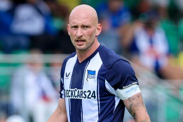 Toni Leistner (Hertha BSC Berlin) schaut, Friendly match, Hertha BSC Berlin vs Broendby IF, Sportplatz Langau am 13. July 2025 in Kitzbuehel, Oesterreich. (Foto von Marco Steinbrenner DeFodi Images) Toni Leistner (Hertha BSC Berlin) looks on, Friendly match, Hertha BSC Berlin vs Broendby IF, Sportplatz Langau, July 13, 2025 in Kitzbuehel, Austria. (Photo by Marco Steinbrenner DeFodi Images) *** Toni Leistner Hertha BSC Berlin looks on, Friendly match, Hertha BSC Berlin vs Broendby IF, Sportplatz Langau on July 13, 2025 in Kitzbuehel, Austria Photo by Marco Steinbrenner DeFodi Images Toni Leistner Hertha BSC Berlin looks on, Friendly match, Hertha BSC Berlin vs Broendby IF, Sportplatz Langau, July 13, 2025 in Kitzbuehel, Austria Photo by Marco Steinbrenner DeFodi Images