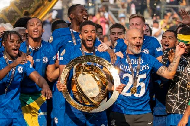 Reece James (C) lifts the FIFA Club World 2025 Cup trophy alongside Chelsea coach Enzo Maresca (R) after beating Paris Saint-Germain (PSG) at the stadium MetLife in New Jersey, United States, 13 July 2025. FIFA Club World Cup: Chelsea FC vs. Paris Saint-Germain !ACHTUNG: NUR REDAKTIONELLE NUTZUNG!  Copyright: xÁngelxColmenaresx AMDEP8269 20250713-55017401566_1
