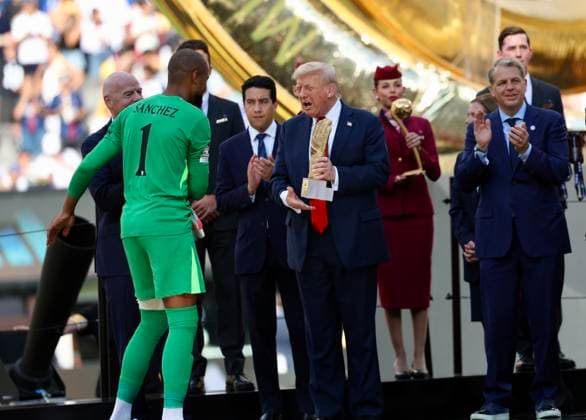 Cerimonia de medalhas para jogadores do chelsea e psg: copa do mundo de clubes da fifa 2925. (spo) medal ceremony for players of chelsea and psg :fifa club world cup 2925. July 13, 2025, new jersey, usa: cole palmer best player (golden ball winner) and robert sanchez (won golden glove) both of chelsea and desire doue of psg named best young player, during medal ceremony of finalists of fifa club world cup 2025 presented by us president donald trump and fifa president gianni infantino after soccer match between chelsea and psg valid for the finals of fifa club world cup 2025 at metlife stadium in new jersey. Chelsea won 3-0. Credit: niyi fote thenews2 (Foto: Niyi Fote Thenews2 imago images) SPO  Copyright: xNiyixFotex