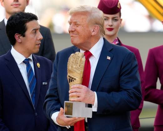 US President Donald Trump holds the Golden Glove trophy before handing it to Chelsea goalkeeper Robert Sanchez USA, Chelsea FC vs Paris Saint Germain, FIFA Club World Cup, Final, Match 63, 13 07 2025 USA, Chelsea FC vs Paris Saint Germain, FIFA Club World Cup, Final, Match 63, 13 07 2025 East Rutherford Copyright: xScottxW.xColemanx EP_SCN