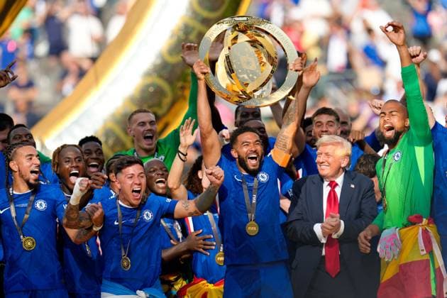 Reece James Chelsea FC, 24 holds the FIFA Club World Cup 2025 trophy as Chelsea celebrates after beating Paris Saint Germain in the final US President Donald Trump is on stage to celebrate with the team USA, Chelsea FC vs Paris Saint Germain, FIFA Club World Cup, Final, Match 63, 13 07 2025 USA, Chelsea FC vs Paris Saint Germain, FIFA Club World Cup, Final, Match 63, 13 07 2025 East Rutherford Copyright: xScottxW.xColemanx EP_SCN