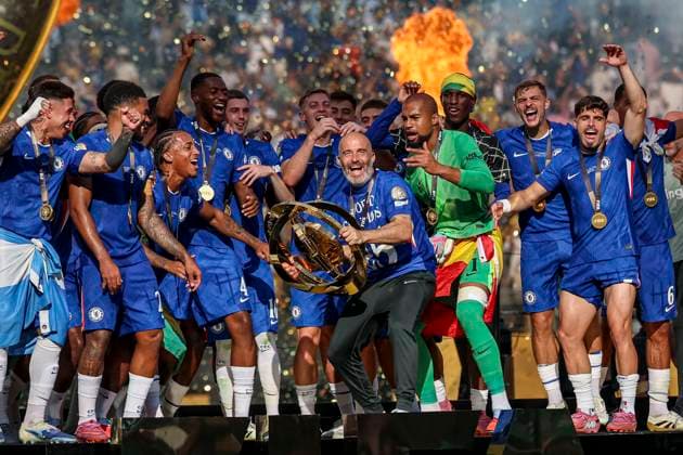 East Rutherford,New Jersey,July 13th,2025: Joao Pedro of Chelsea FC and Enzo Maresca Chelsea FC Coach celebrates with the trophy during the FIFA Club World Cup Final match between Chelsea FC vs Paris Saint Germain at MetLife Stadium on July 13th,2025 (Joao Bravo SPP)  Copyright: xJoaoxBravoxx xSPPx spp-en-JoBr-JBF-3868