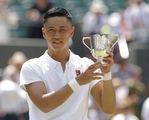 Tennis: Wimbledon championships Tokito Oda of Japan poses with the victor s trophy after beating Alfie Hewett of Britain in the men s wheelchair singles final at the Wimbledon tennis tournament in London on July 13, 2025.  A14AA0004721912P