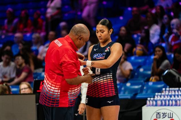 (250714) -- ARLINGTON, July 14, 2025 -- Ariana Rodriguez Fung (R) of Dominican Republic gets medical help during the pool 8 match between Germany and Dominican Republic at the Women s Volleyball Nations League (VNL) 2025 in Arlington, the United States, July 13, 2025. (Photo by Xinhua) (SP)U.S.-ARLINGTON-VOLLEYBALL-NATIONS LEAGUE-WOMEN ChenxChen 
