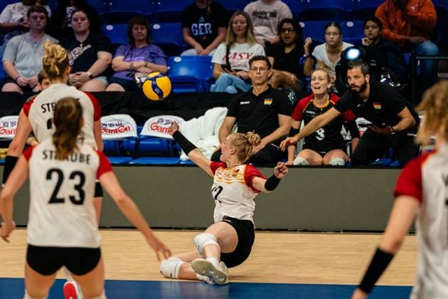 (250714) -- ARLINGTON, July 14, 2025 -- Hanna Orthmann (C) of Germany saves the ball during the pool 8 match between Germany and Dominican Republic at the Women s Volleyball Nations League (VNL) 2025 in Arlington, the United States, July 13, 2025. (Photo by Xinhua) (SP)U.S.-ARLINGTON-VOLLEYBALL-NATIONS LEAGUE-WOMEN ChenxChen 