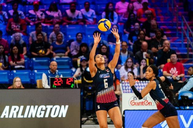 (250714) -- ARLINGTON, July 14, 2025 -- Ariana Rodriguez Fung (L) of Dominican Republic passes the ball during the pool 8 match between Germany and Dominican Republic at the Women s Volleyball Nations League (VNL) 2025 in Arlington, the United States, July 13, 2025. (Photo by Xinhua) (SP)U.S.-ARLINGTON-VOLLEYBALL-NATIONS LEAGUE-WOMEN ChenxChen 